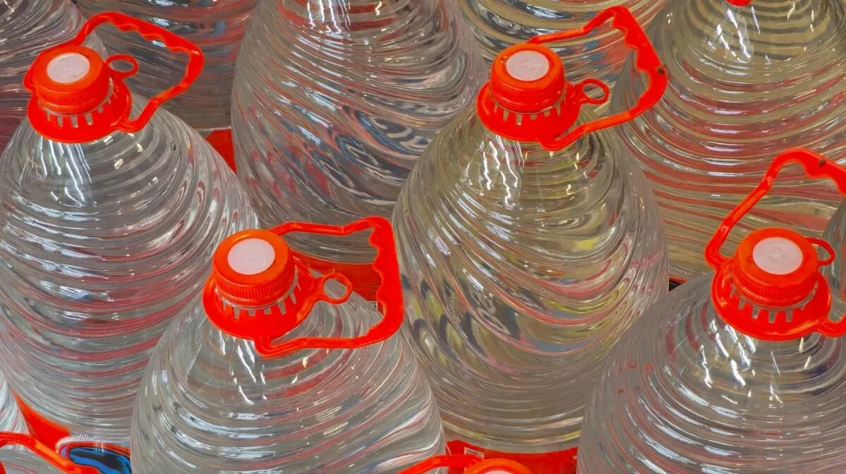 5-liters vannflasker med vann