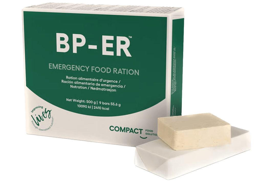 Eske med BP-ER Emergency Food Ration, med en av tablettene liggende ved siden av