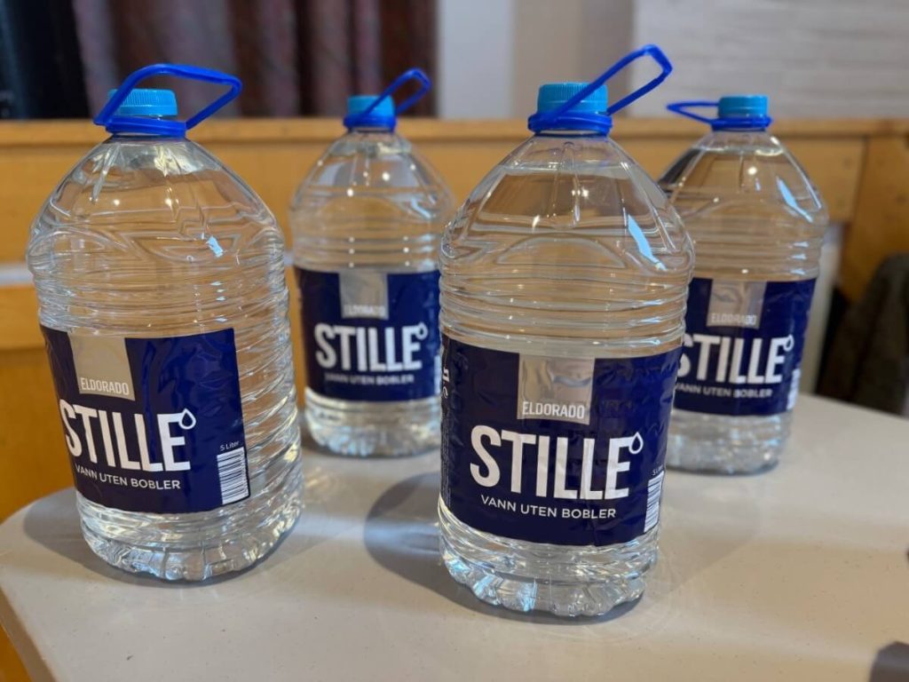 Fire 5-liters vannflasker som til sammen utgjør 20 liter